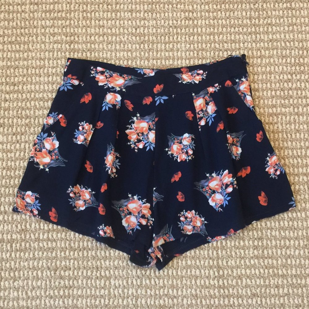 LF Boutiques Seek the Label Floral Shorts Small